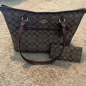 VGUC Authentic Coach bag 💼 and wallet.